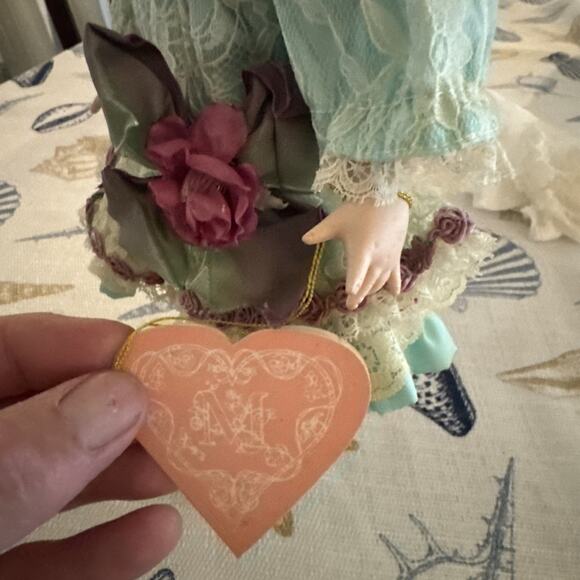 Franklin Heirloom Porcelain Doll Maryse Nicole Treasure Stand Bag - Picture 5 of 9